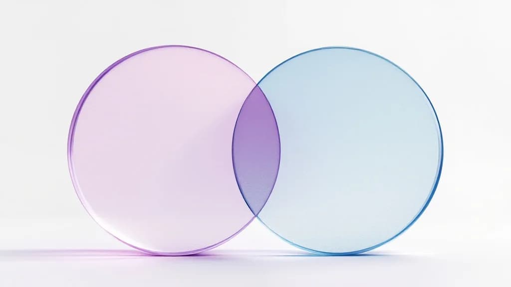 Deux disques translucides, violet et bleu, qui se chevauchent : leur zone de recouvrement figure la zone grise entre les rôles tech et produit